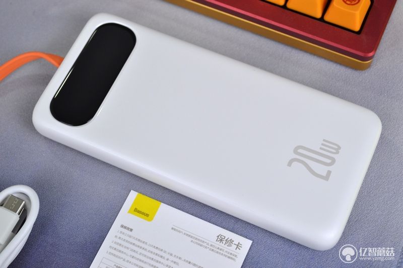 送给果粉的福利时刻 Baseus倍思 布洛克带线移动电源