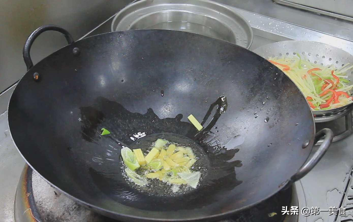 土豆丝这样才好吃，食材简单，酸开胃，厨师长告诉你地道的做法