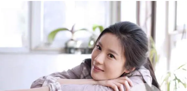 她出道便被姑父捧为女主，姑父另结新欢后，她也沦为了十八线演员