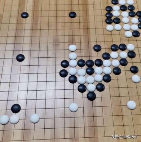 一颗围棋小棋子的自述，棋盘如人生，棋子如画笔。