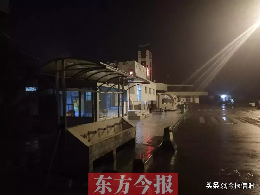 信阳市民乘长途车被丢高速服务区 信运回应：非直达站点均在服务区下车