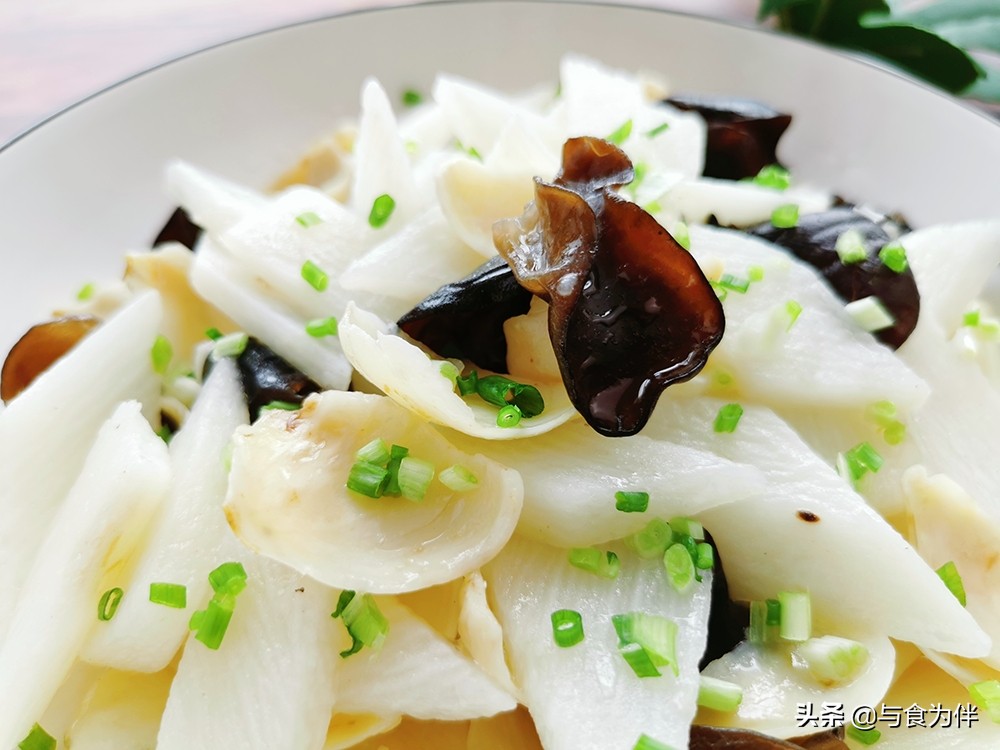 秋天多吃白色食物,山药和百合一起炒,清脆爽口,应季好吃润秋燥