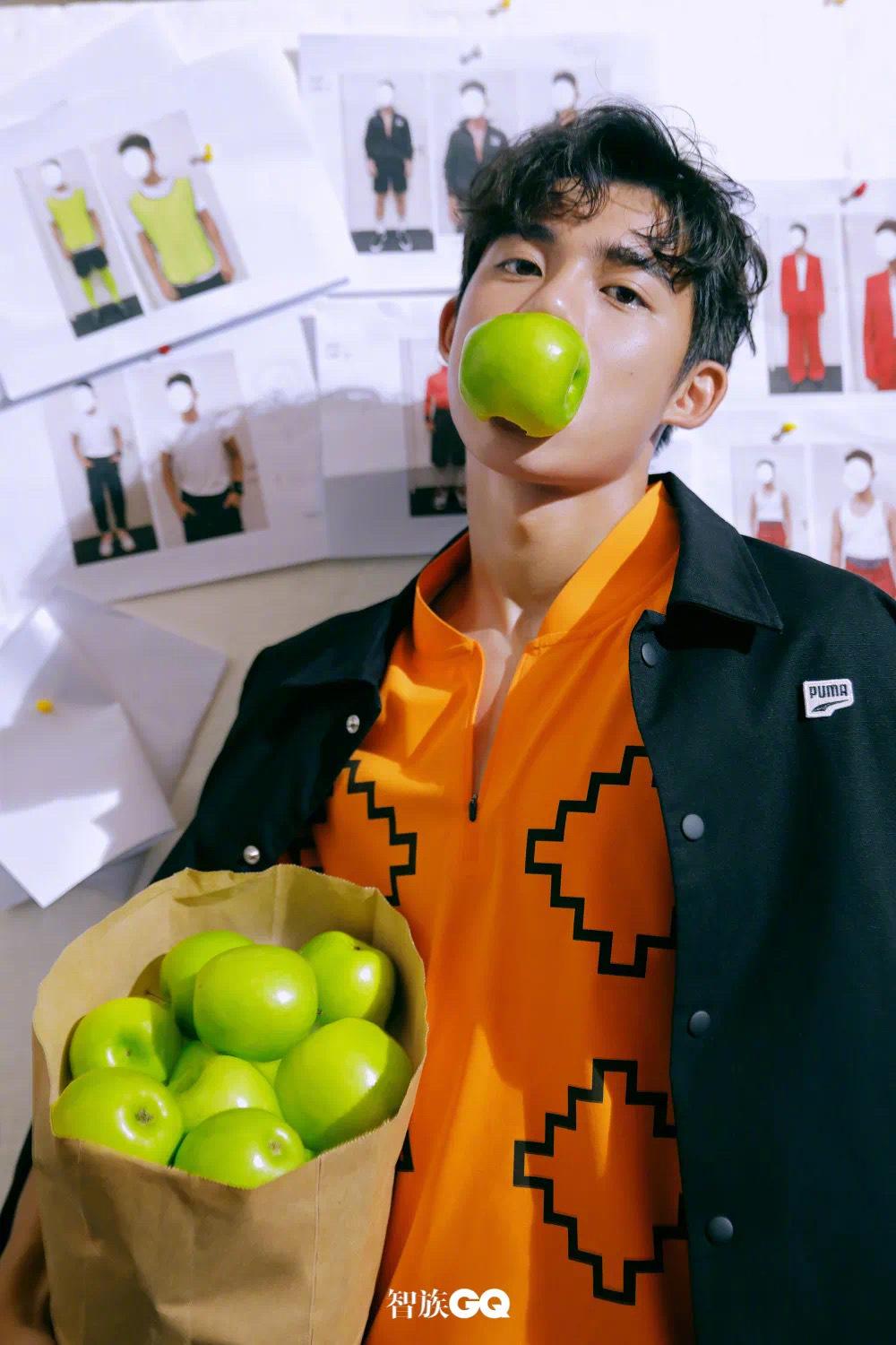 足球帅哥(足球帅哥李嗣镕拍运动大片,穿拼接外套秀腹肌,五官撞脸吴