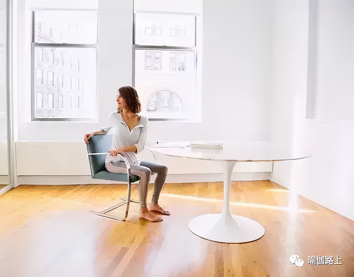 一套简单有效的办公室瑜伽，10分钟缓解全身疲劳（收藏级）