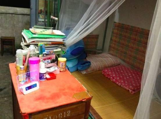 高校宿舍出现“差别对待”，交的住宿费都一样，条件为啥天差地别