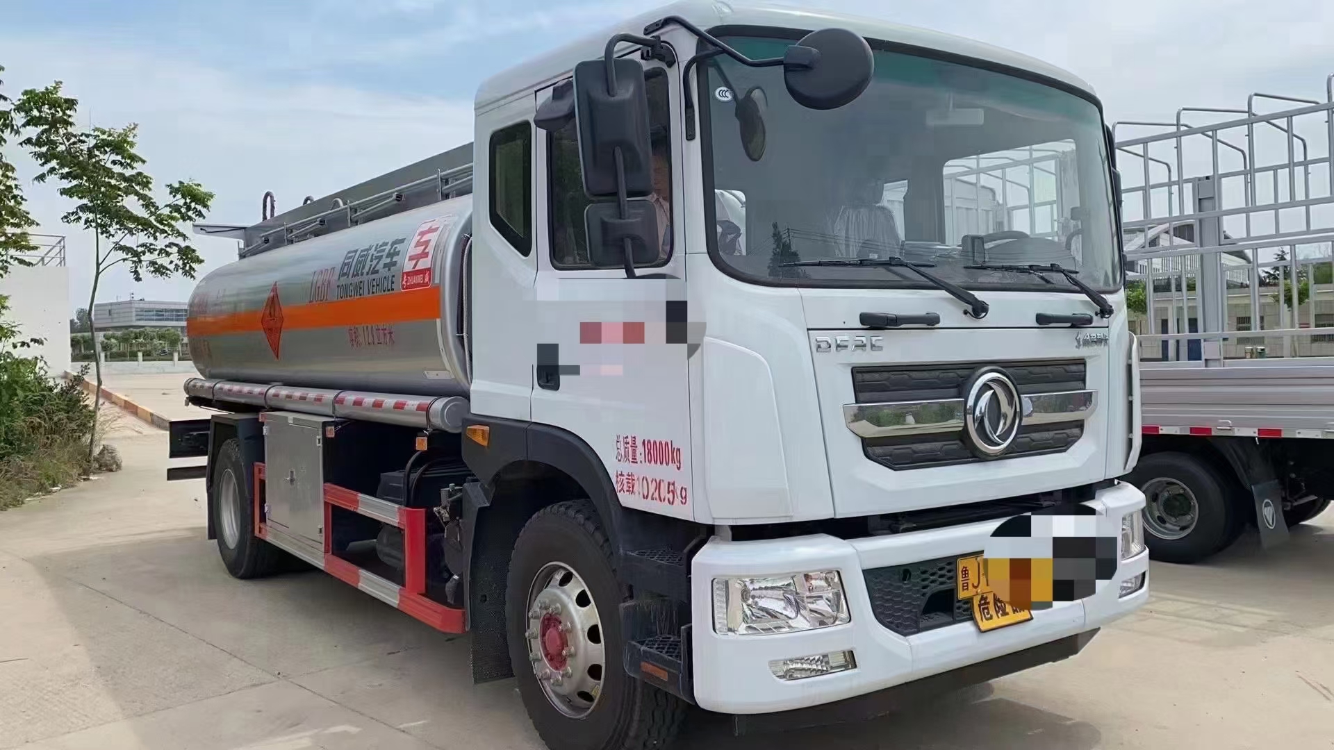 国五12吨全新油罐车！山东泰安户东风D9康明斯180马力，低价处理