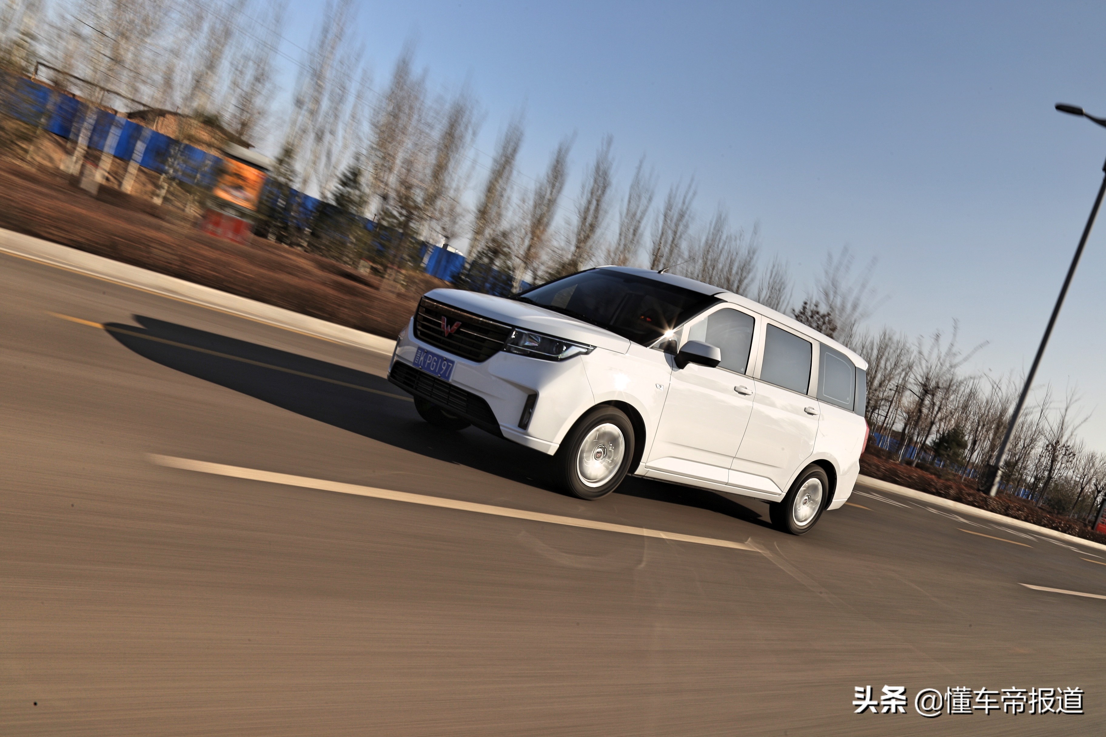 以后拉货全靠它，周末出行都装下！道路试驾五菱宏光PLUS