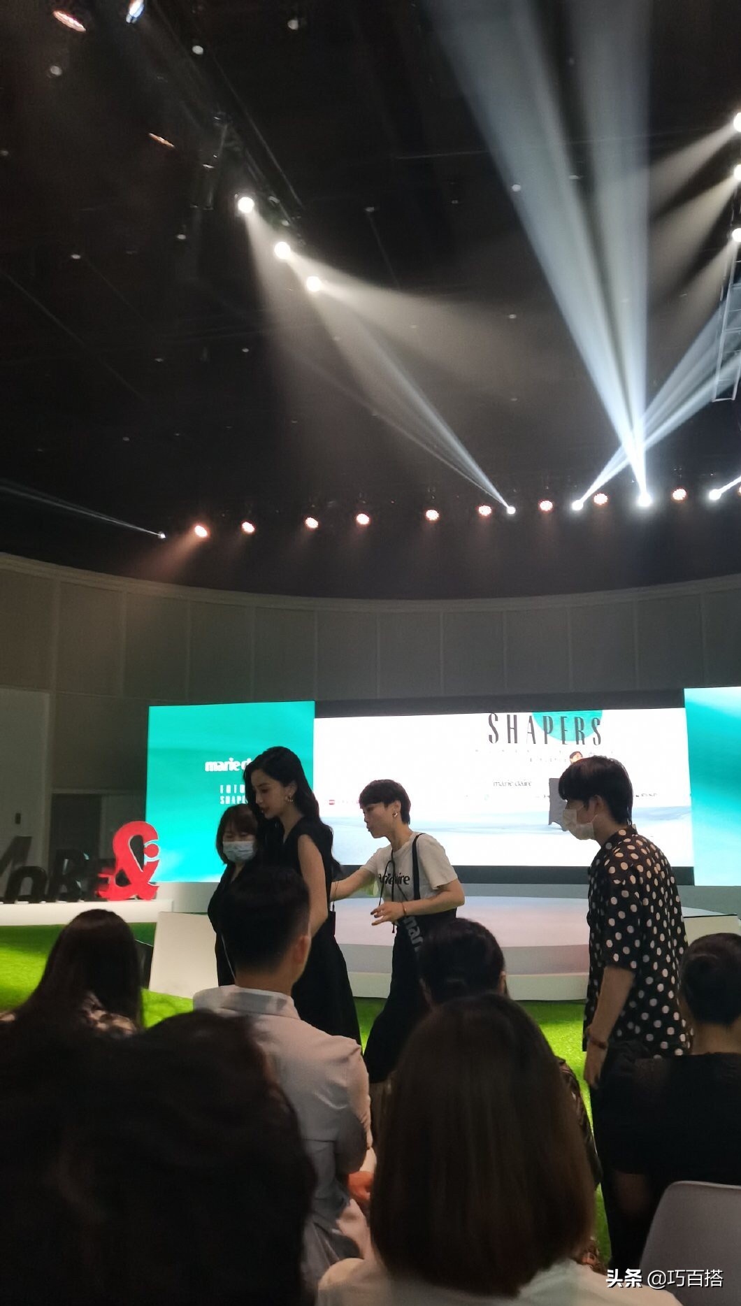 Angelababy生图登上热搜,32岁依旧能打,网友直呼老天爷赏饭吃