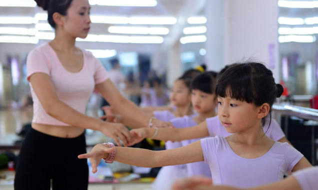 拉丁舞老师“魔性教学”火了，激情澎湃欢乐多，宝爸抢着接送孩子