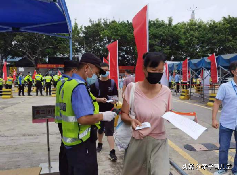 为母则刚，51岁妈妈和孩子一起参加高考，网友：可怜天下父母心