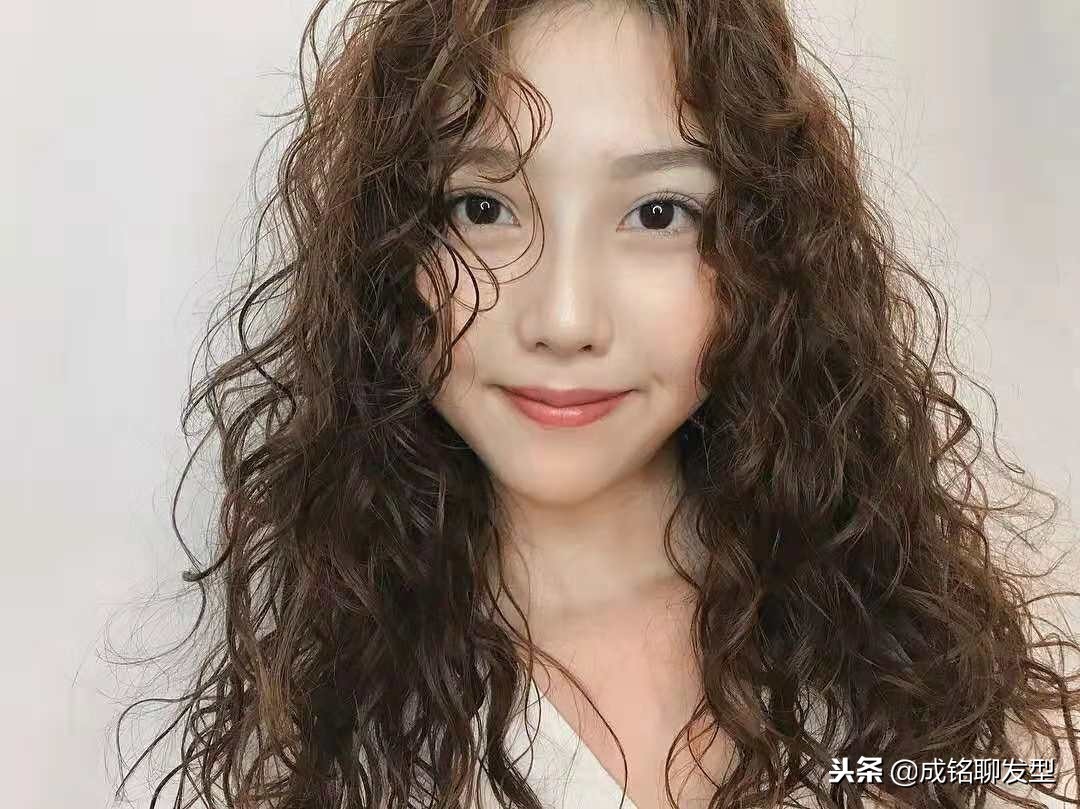 发量少的女生长卷发难打理，发型师教你一招，让你彻底告别细软趴