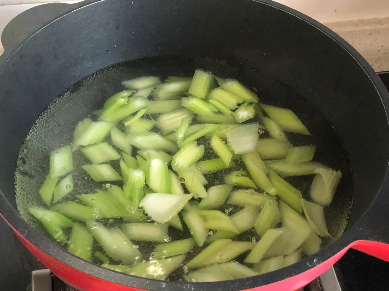 芹菜炒虾仁的做法（这样做虾仁鲜美芹菜脆爽）