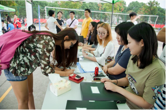 钱不够念不起大学？贫困生迎来好消息，国家助学金额度或大幅上调