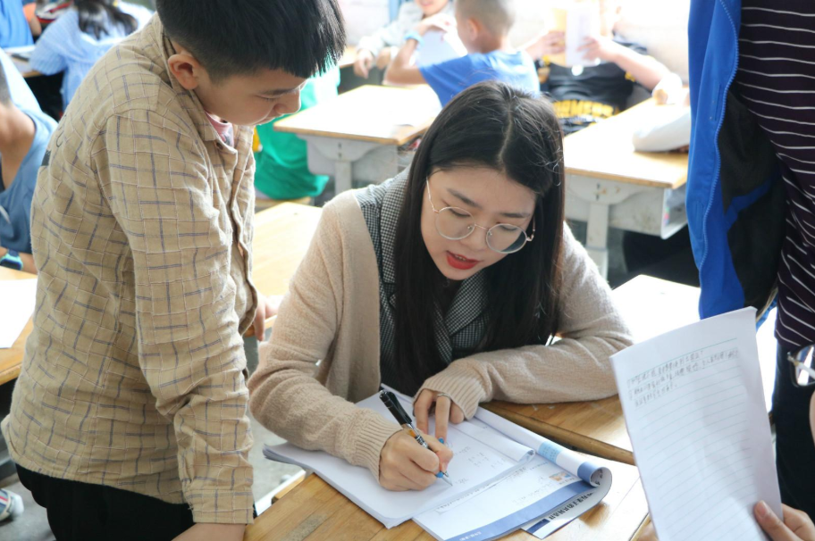 小情侣的订婚现场太豪横，68万彩礼堆成小山，女生颜值成亮点