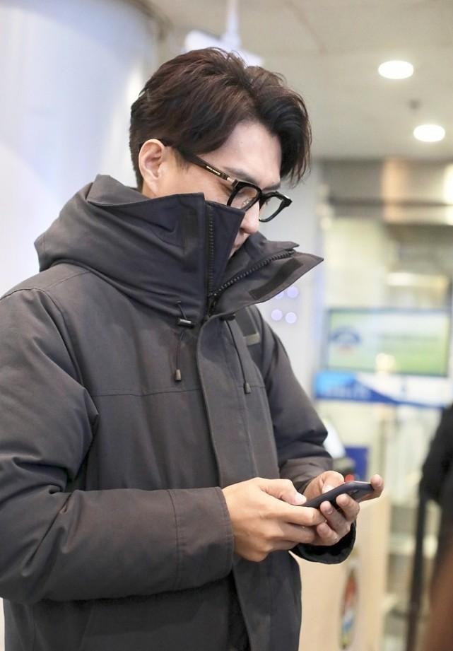 怪不得靳东有这么多“中年粉”，穿上厚实的外套，一点都不油腻的