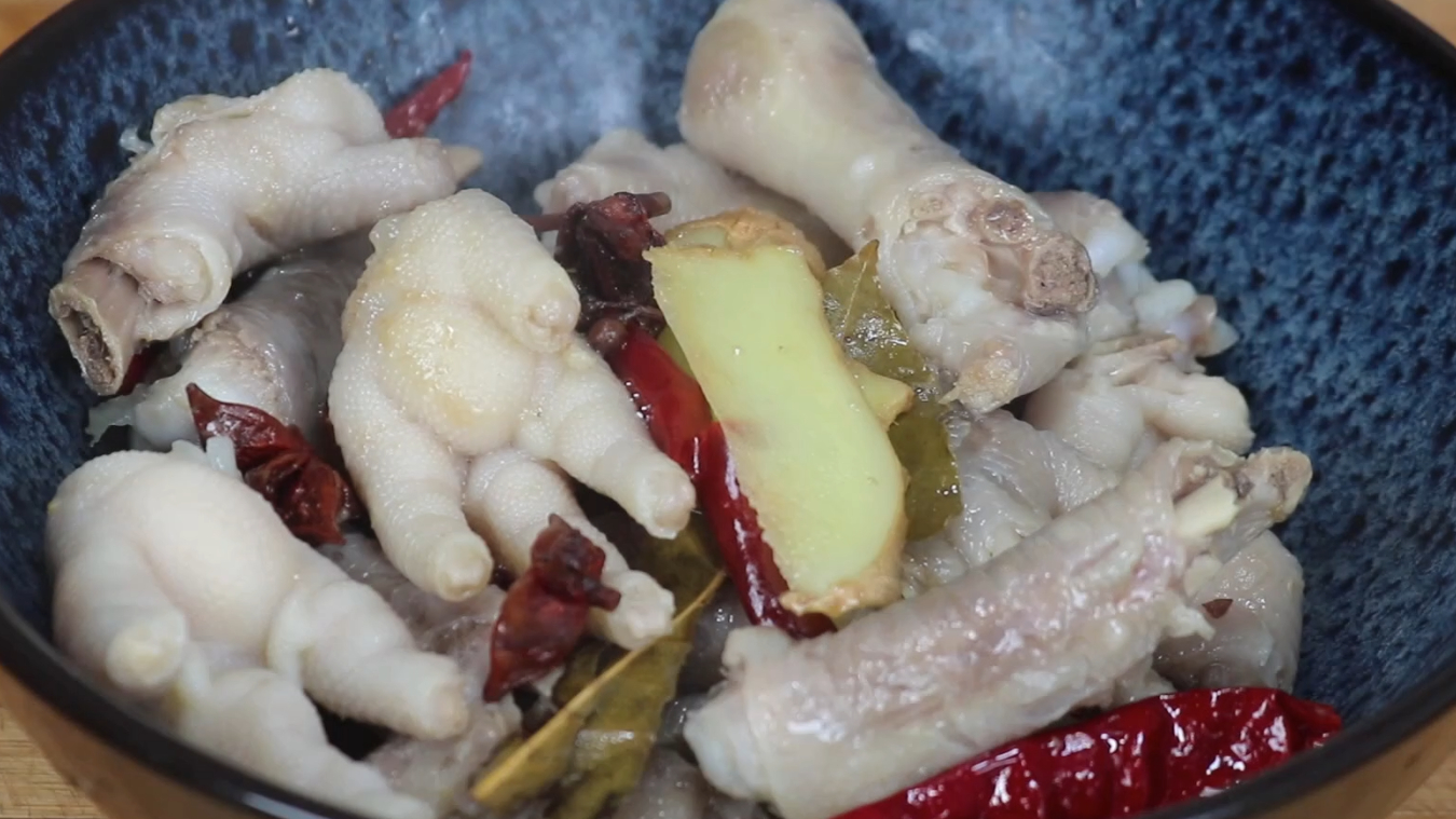 30年老保姆教我泡椒凤爪，味道正宗，酸辣过瘾，做法超简单