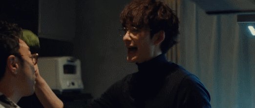 三个前夫在一个房间里雕刻沙子的场面，笑着吐了出来。