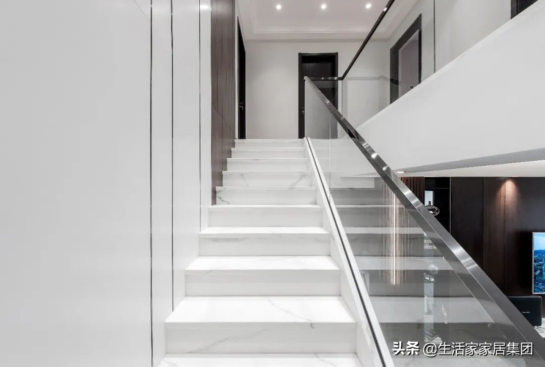 150㎡跃层四室，现代风装修很简约，大理石、胡桃木奏响空间序曲