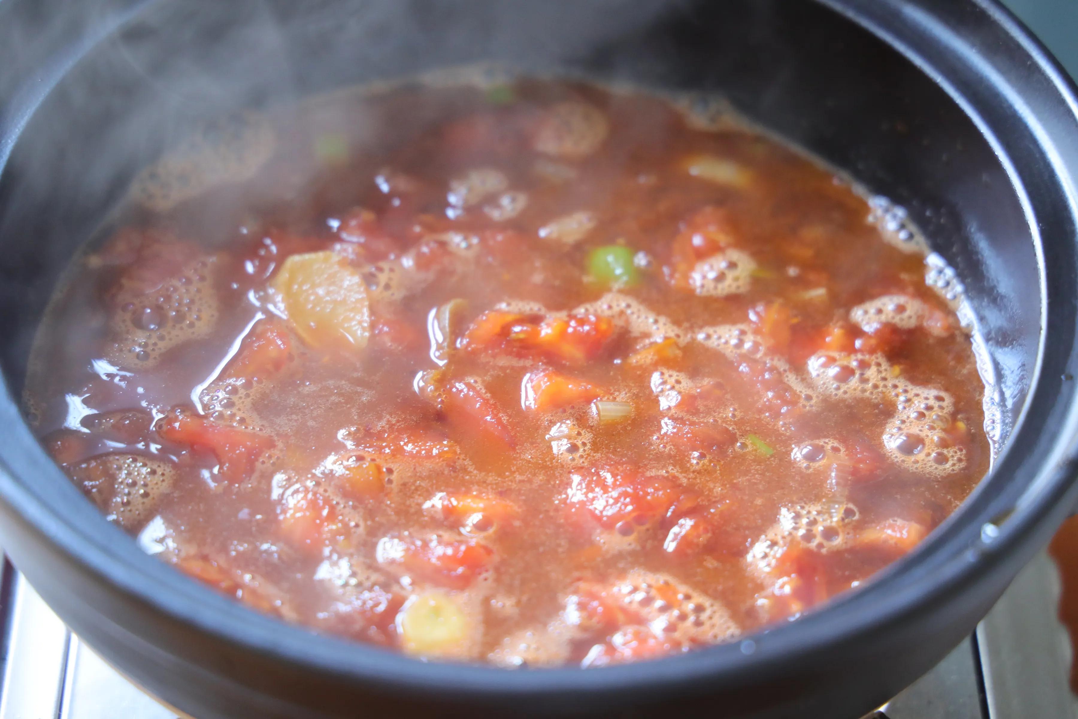 天气越来越冷，砂锅炖白菜豆腐不能少，汤鲜味美，吃完浑身暖