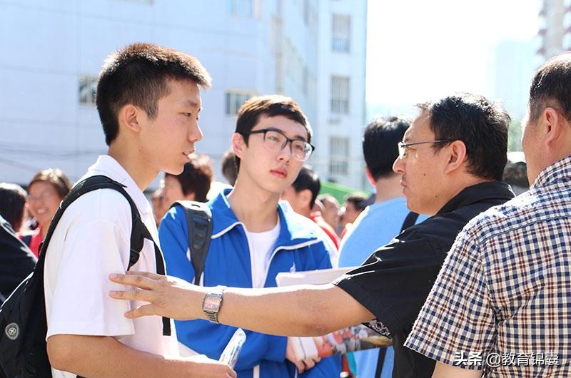 白岩松谈高考：除了读书这条路，人生没有“捷径”能走