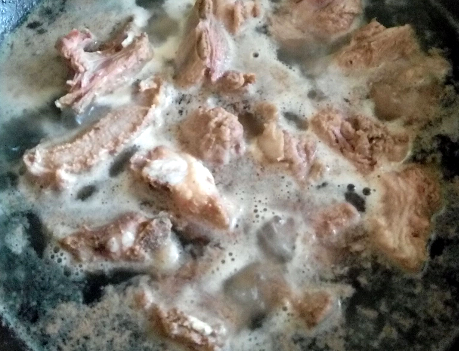 炖羊肉汤时，别直接就下锅炖，多加3点小技巧，汤汁香浓肉不膻