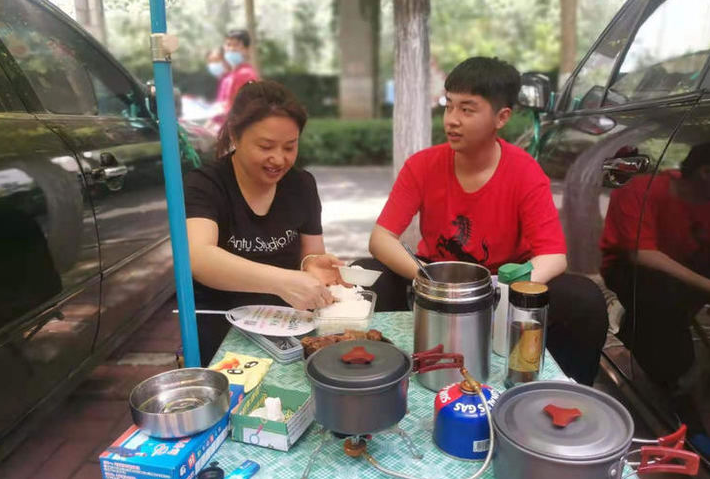 高考“旗开得胜”的老爸走红，艳压众多家长，妈妈穿旗袍都没比过