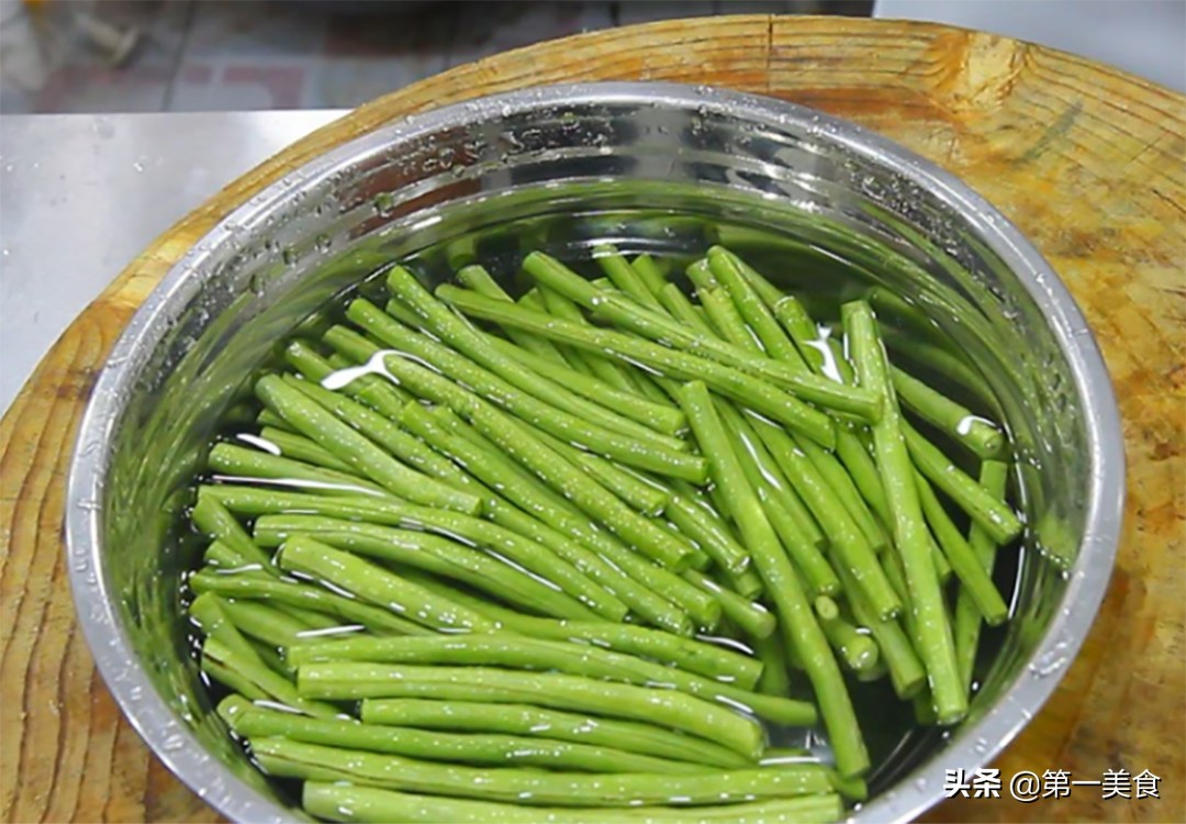 长豆角怎么炒好吃（分享一道美极长豆角的家常做法）