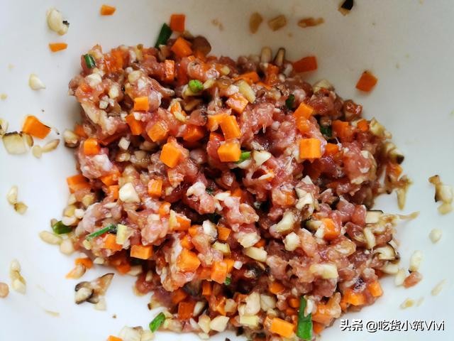 豆腐泡这样吃，不煎不炸、上锅一蒸10分钟出锅，荤素搭配真美味