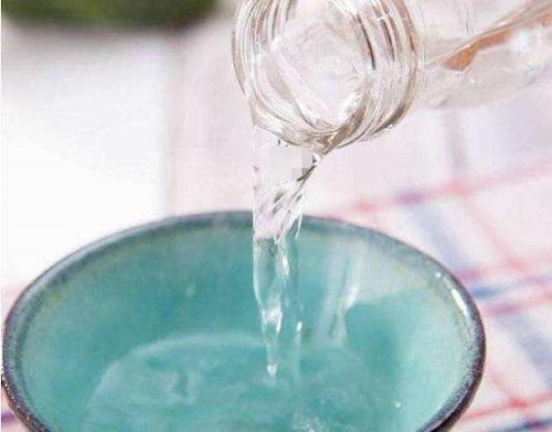 家里刷了白墙，没几天就脏兮兮，教你一个小窍门，墙壁就像冲刷的