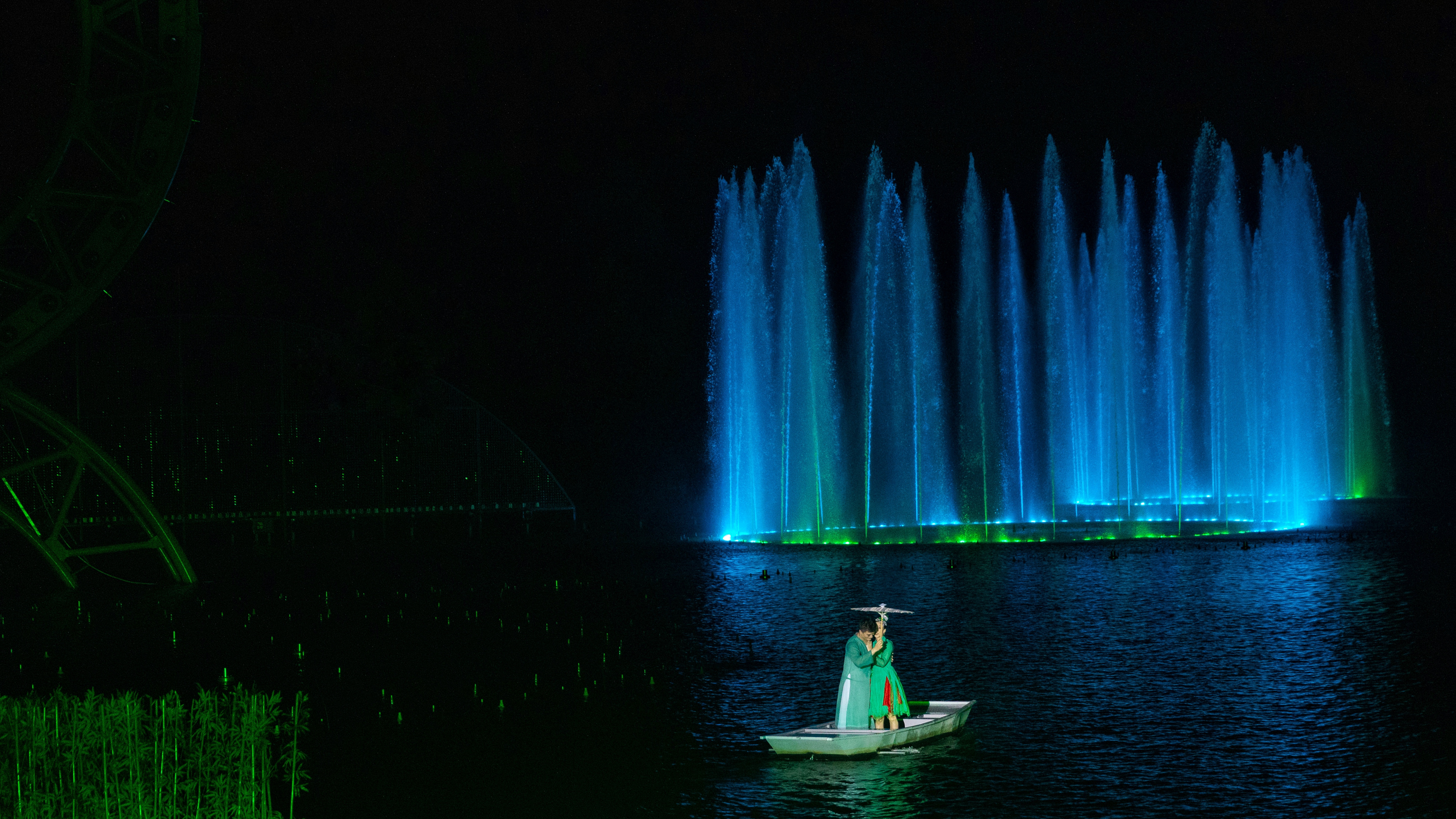 最后,整个故事在水幕光影中缓缓落幕,将安吉的白茶文化也融入其中,看