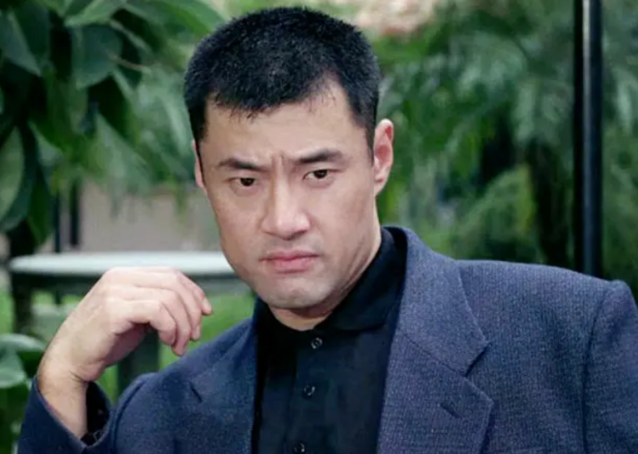 早年在戏台上练就的灵活身手,让他获得了徐小明导演的青睐.