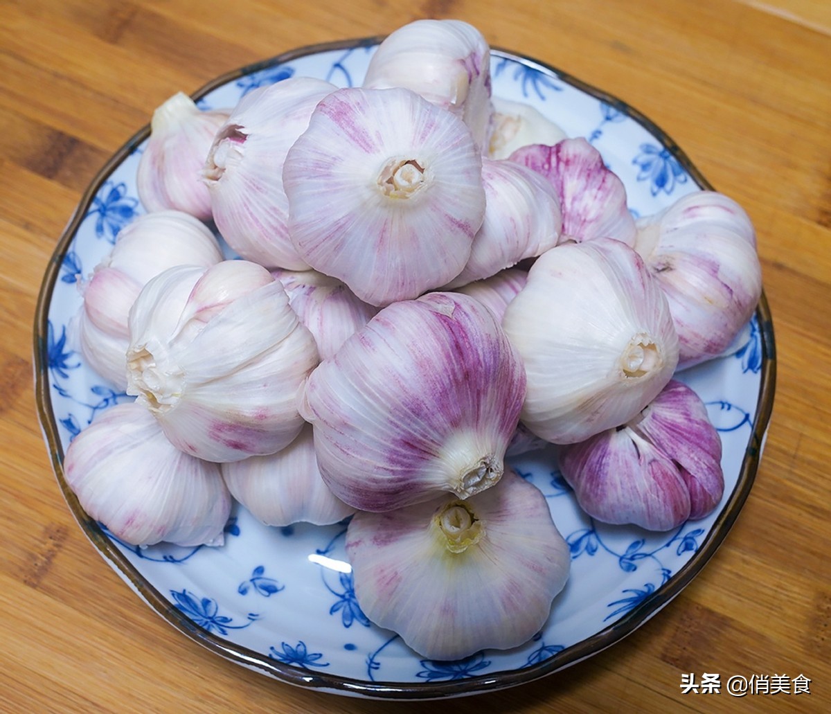 腌糖蒜的正宗方法（正宗糖醋蒜的腌制方法又脆又甜）