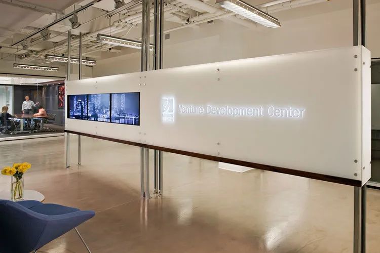 被全球知名大学的包围中，这所波士顿的大学商学院到底有啥优势？