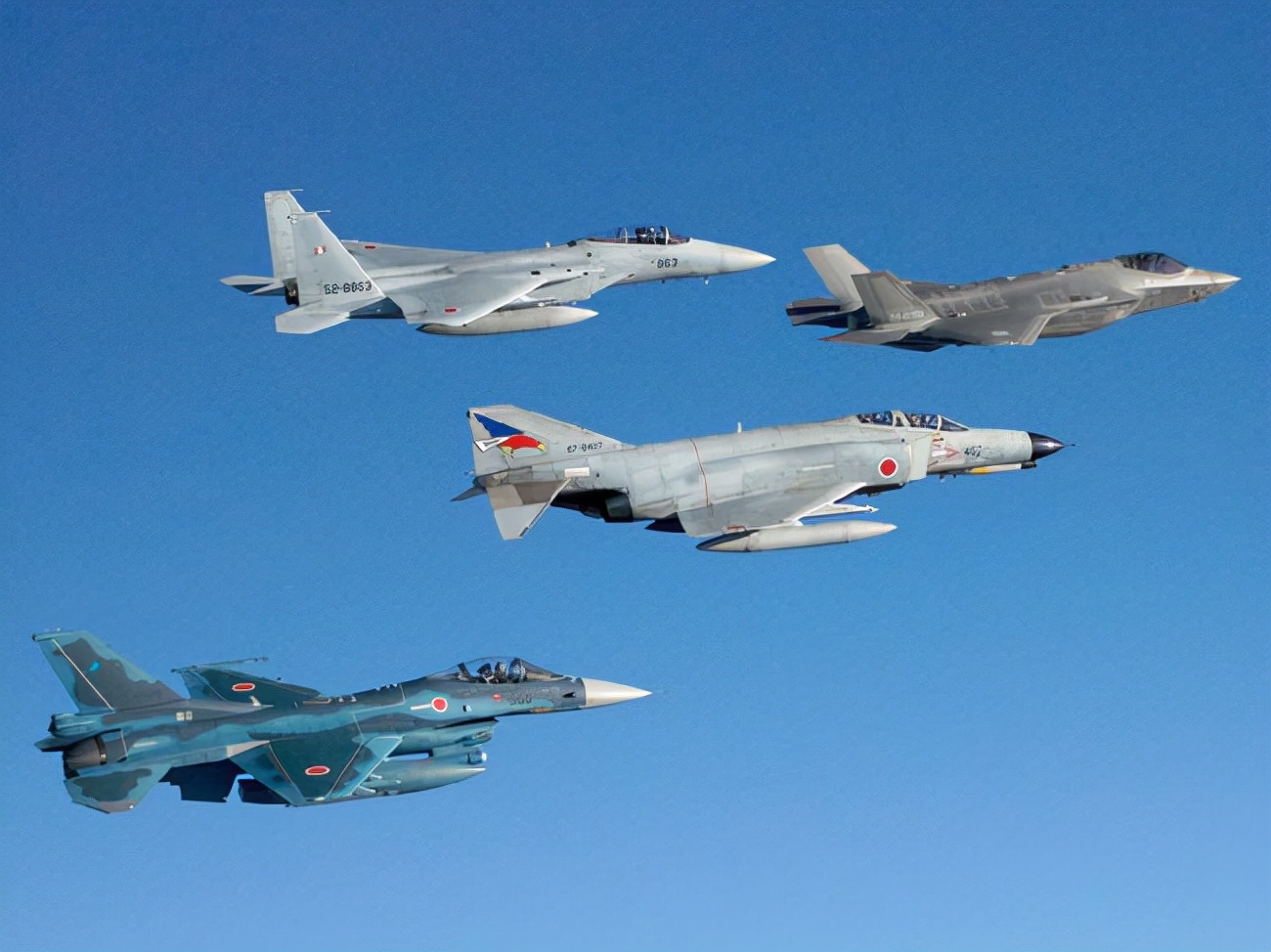 150架对21架，中国歼-20战斗机和日本F-35战斗机攻击力横向对比