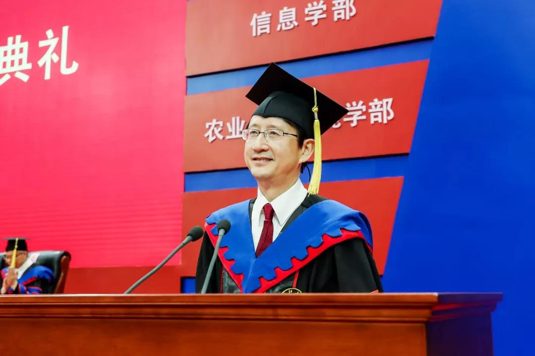 毕业季校长深情寄语：你们是我担任校长后迎接的第一届学生，祝福你们！