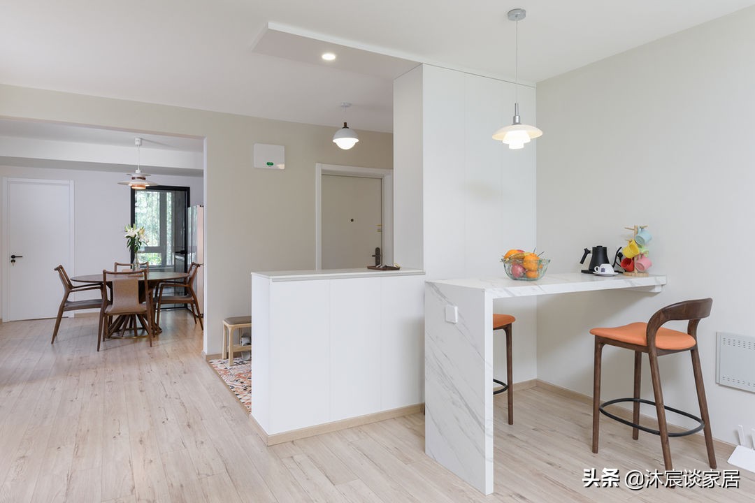 她家不做吊顶也不做背景，不断给空间“减负”，真是越简单越好看