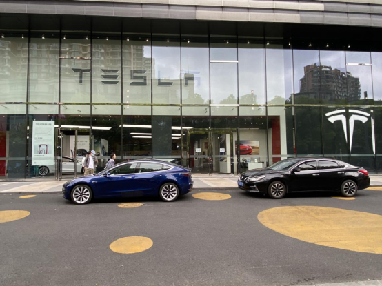 从Model Y重磅对手到特斯拉的陪跑者，2021年宝马iX3经历了什么？