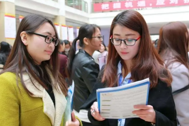 当代大学生在校现状，男同学扎堆在寝室打游戏，也不联系女生