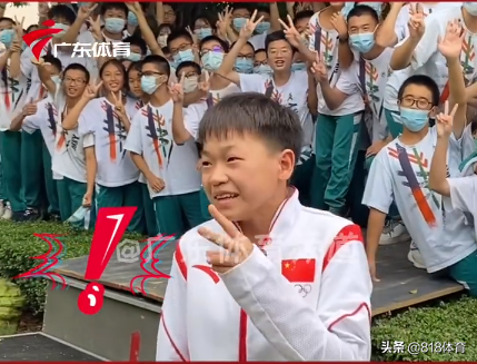 吓坏了!全红婵拜访中学被同学们排山倒海欢迎,笑着说:你们好恐怖!