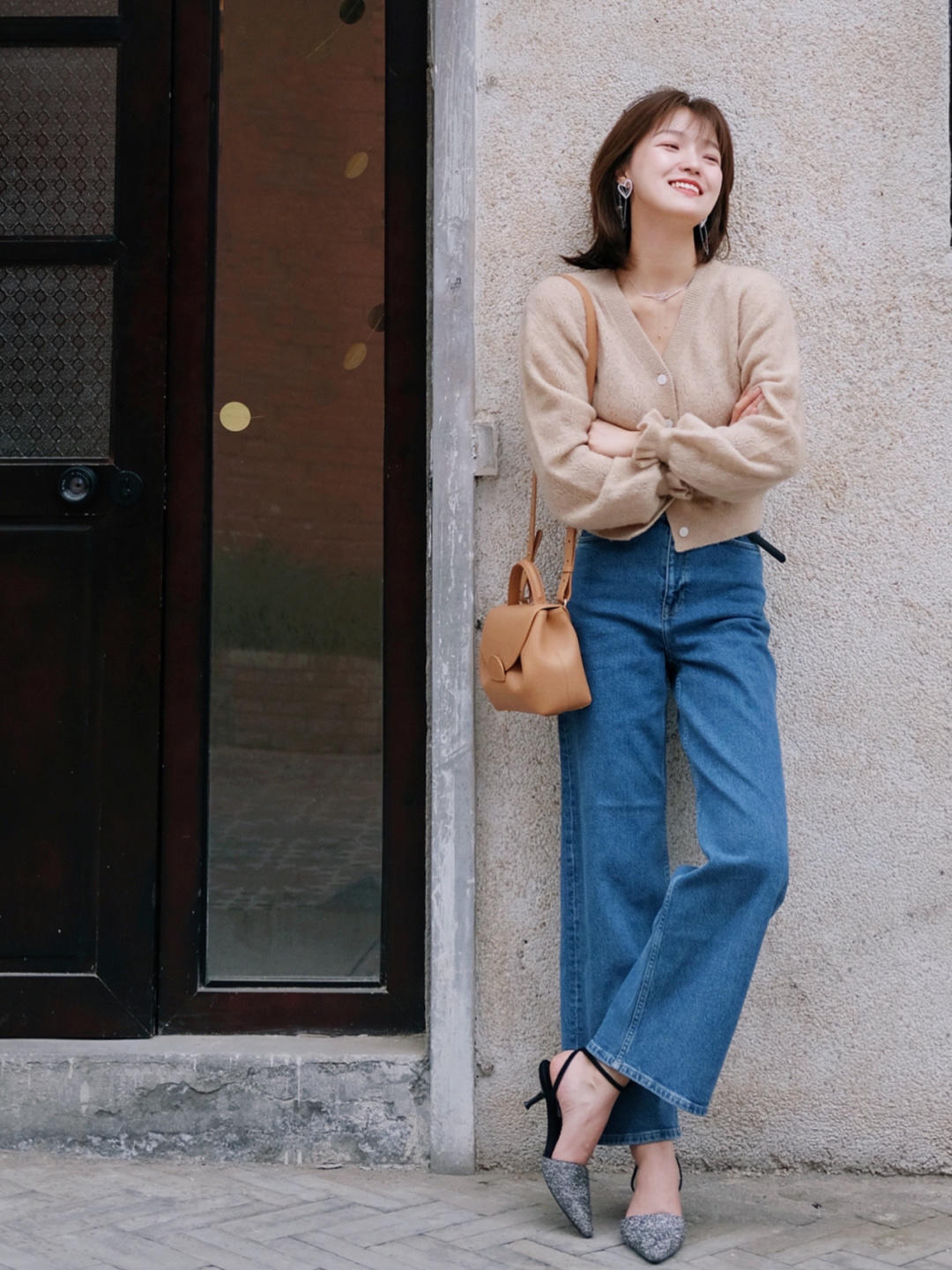 牛仔阔腿裤的搭配图片(开春牛仔裤怎么穿才高级) - 赤虎壹号