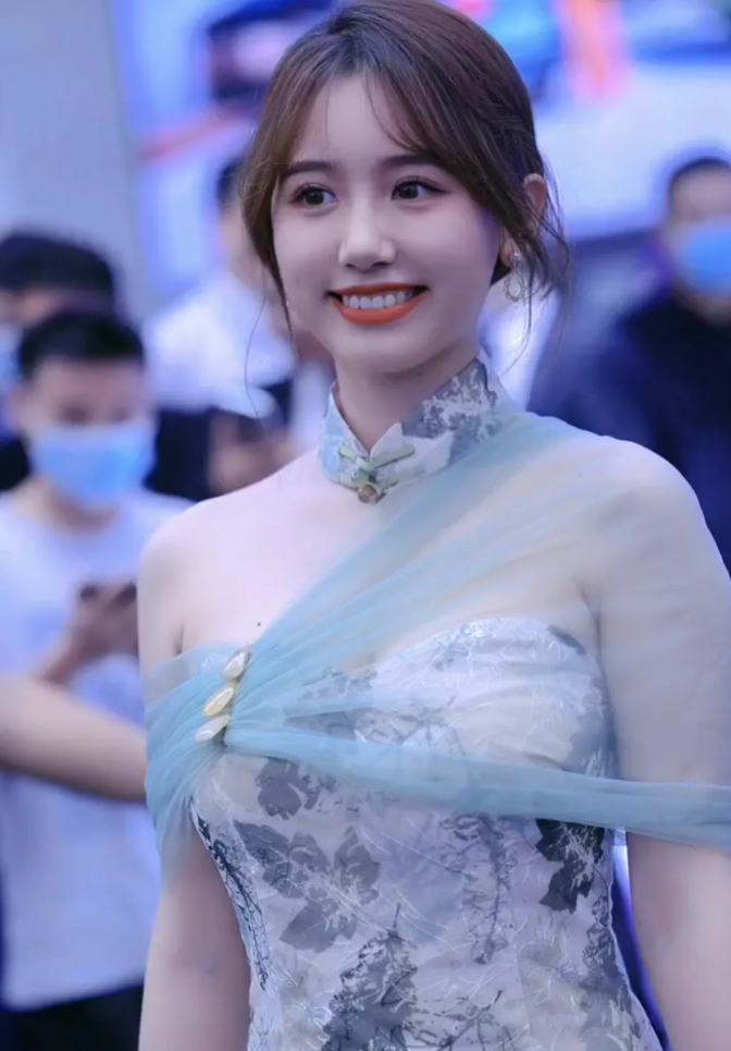 凭自己努力走红的8位女网红，一个比一个拼，有人因一条裙子爆火