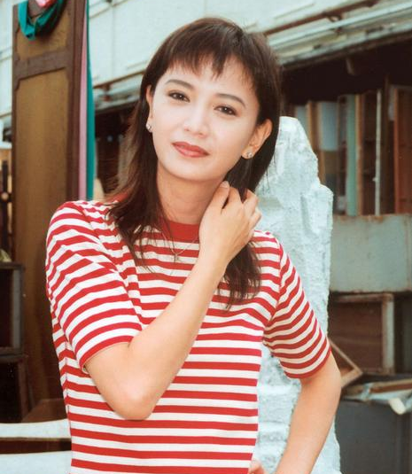 她是梁朝伟前女友，被闺蜜刘嘉玲夺爱，嫁豪门被气走，今54岁仍单身