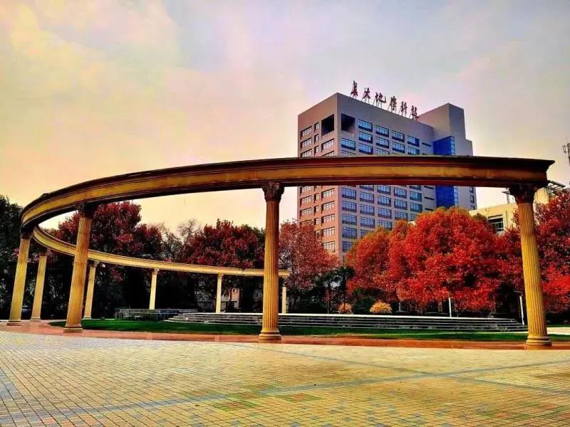 陕西最“豪华”大学之一！坐拥4大“网红”食堂，游泳馆、商业街一应俱全！