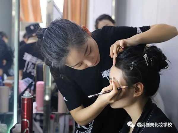 毕业一年成为高级化妆师，只因选对了化妆培训学校