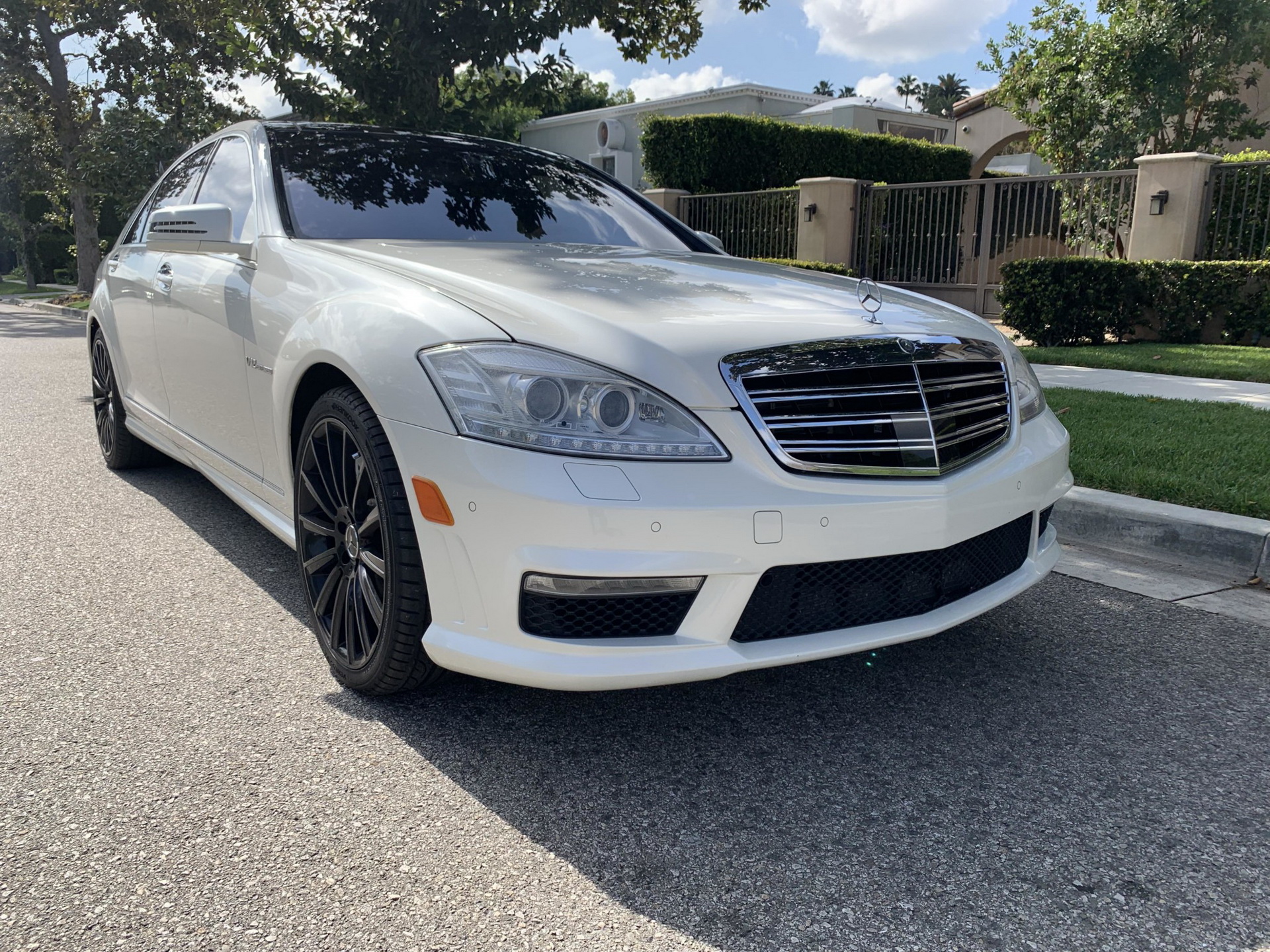 拥有V12引擎的2011款奔驰AMG  S 65，零百加速4.2秒，604马力