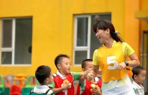 私立学校老师寒暑假有工资吗（幼师工资条走红）