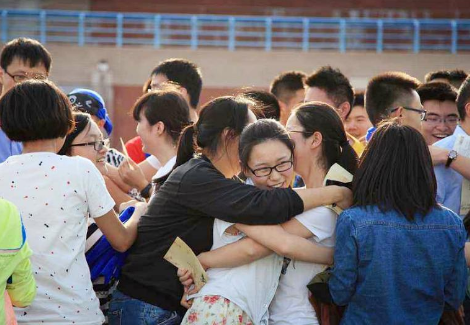 高考正值夏季，天气炎热监考老师却不允许开窗，资深教师这样解释