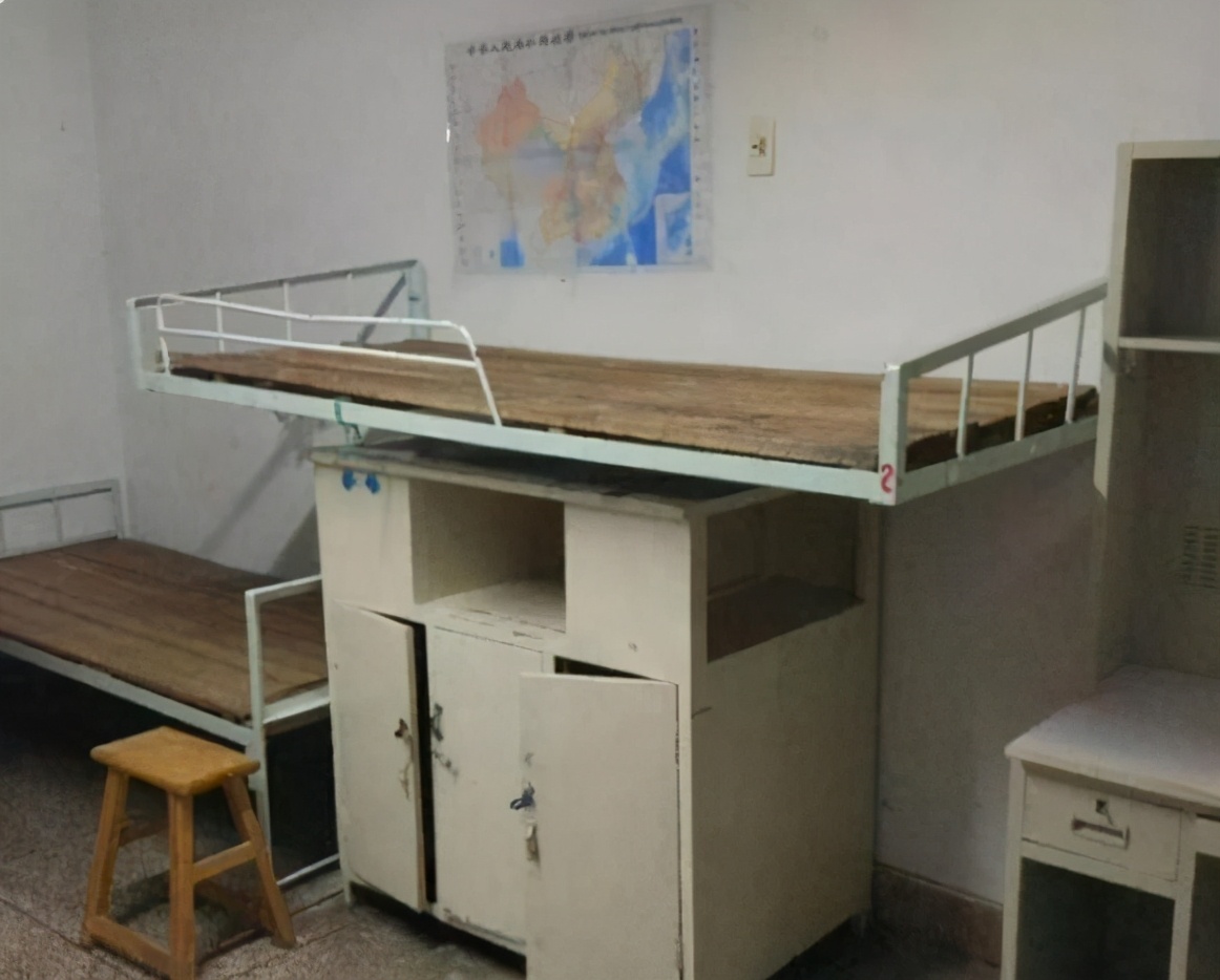 各大高校的“最差寝室”来了，整体写着“危”字，考生报考要谨慎