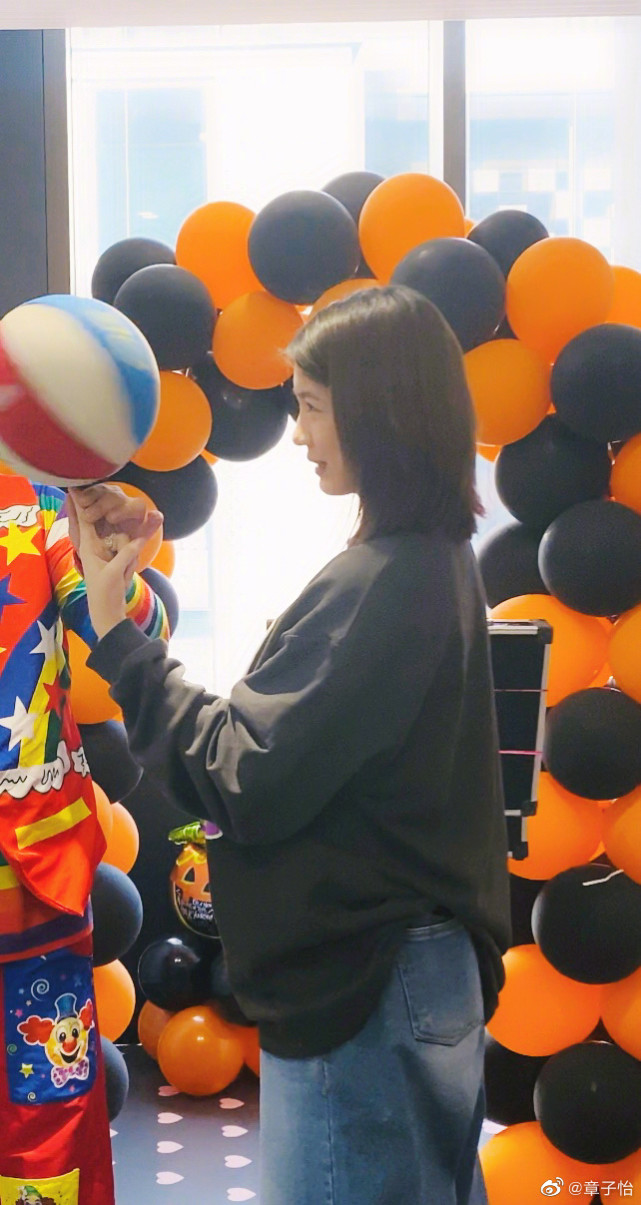 章子怡晒一家五口万圣节造型，儿子cos尼莫好可爱，名字首曝光