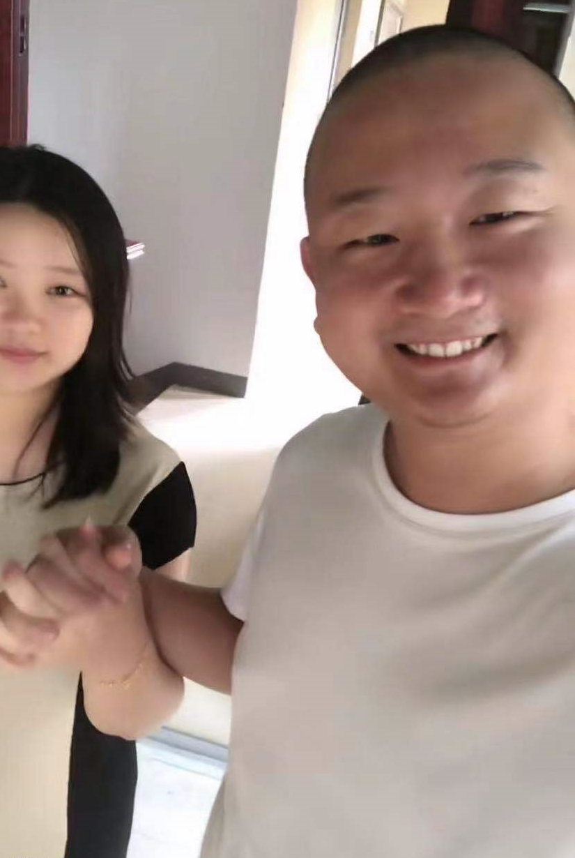 网红giao哥当爸啦!怀抱女儿宠溺不撒手,宝宝正脸曝光萌态足